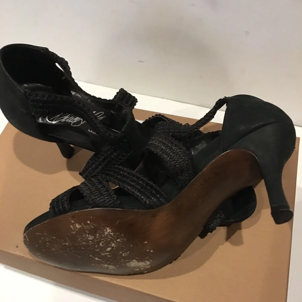 Donald Pliner leather w/elastic straps sandals